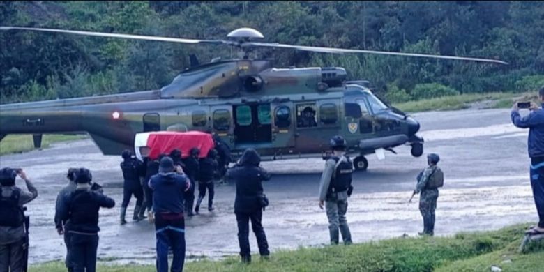 Evakuasi jenazah Kabinda Papua Brigjen TNI I Gusti Putu Danny Nugraha dari Lapangan Terbang Beoga, Kabupaten Puncak, ke Kabupaten Mimika, Papua, Senin (26/4/2021).