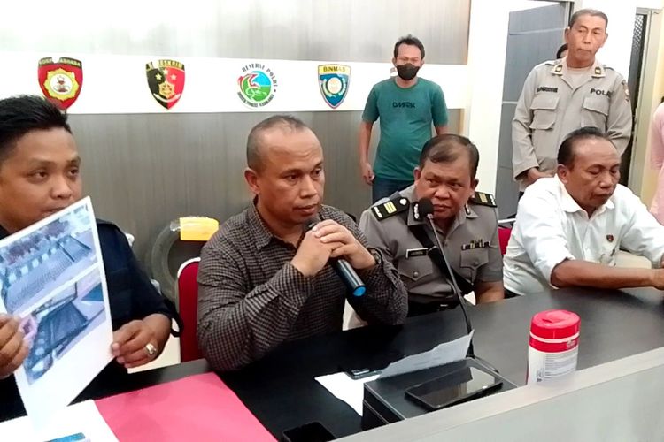 Kepolisian Polres Palopo, Sulawesi Selatan, Sabtu (23/7/2022) sore melanjutkan penyidikan kasus meninggalnya seorang Satpam di Kejaksaan Negeri (Kejari) Palopo yang tertimpa pagar saat aksi unjuk rasa mahasiswa berlangsung. Polisi menetapkan 11 orang mahasiswa yang jadi tersangka dari 11 orang tersangka mahasiswa 2 orang kini dalam daftar pencarian orang (DPO).