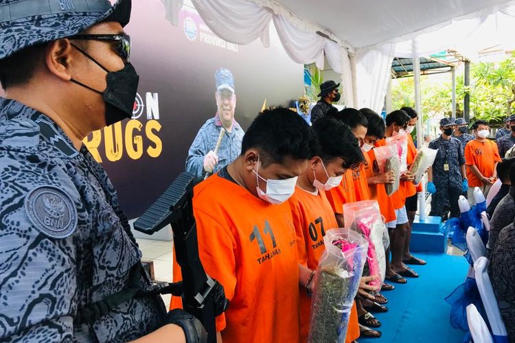 Delapan tersangka kasus Narkotika jenis ganja saat hadir dalam konferensi pers di BNNP Bali, Denpasar, Bali, pada Rabu (7/12/2022). Kompas.com/ Yohanes Valdi Seriang Ginta