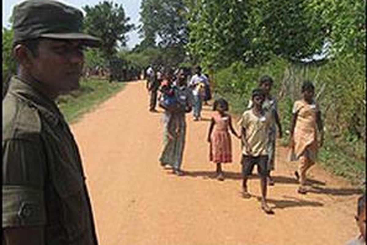  Sekitar 6.000 pengungsi perang suku Tamil telah diperbolehkan dari kamp pengungsian utama di Sri Lanka.