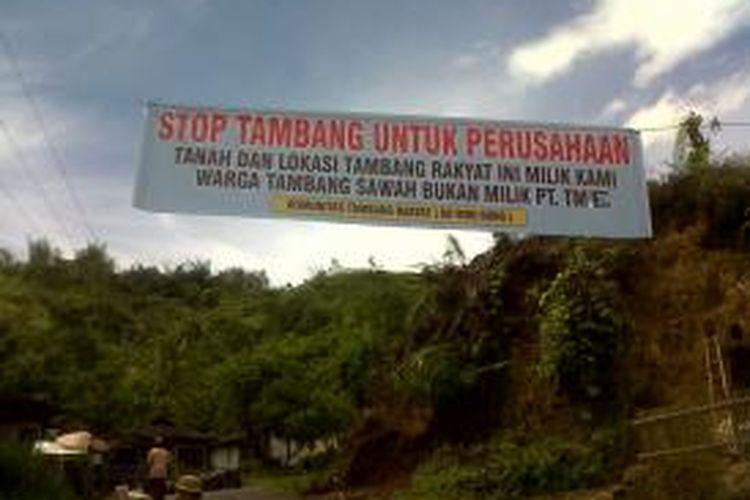 Warga pasang spanduk menolak rencana pertambangan di Empat desa, Kabupaten Lebong, Bengkulu