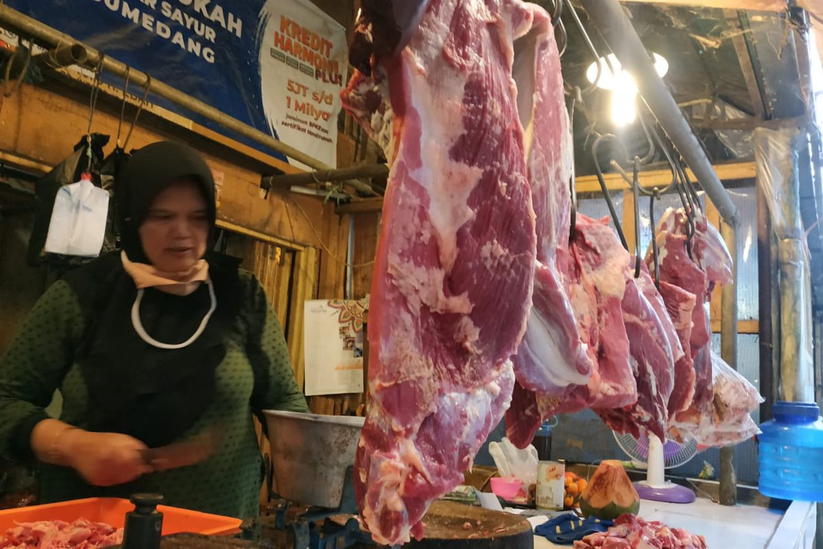 Harga daging sapi di Pasar Inpres Sumedang, Jabar naik jelang Ramadan, Senin (28/3/2022). AAM AMINULLAH/KOMPAS.com