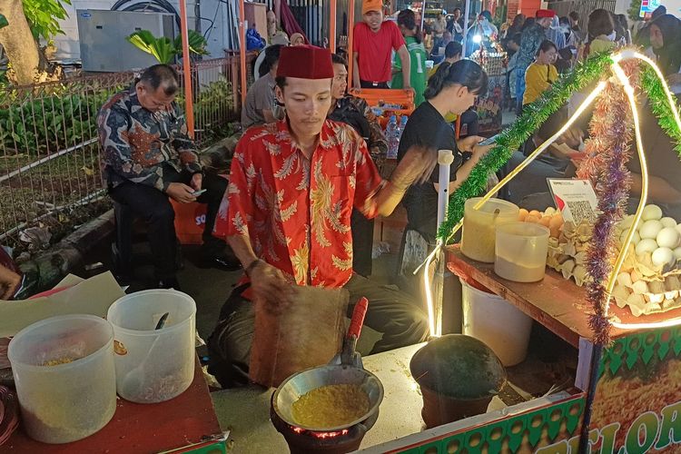 Pedagang kerak telor di Pekan Raya Jakarta (PRJ) atau Jakarta Fair 2024, Rabu (12/6/2024)