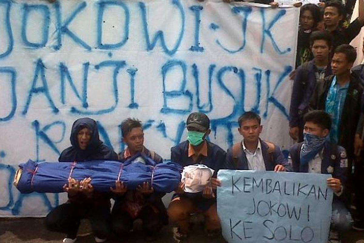 Mahasiswa Universitas Bengkulu menggelar aksi unjuk rasa