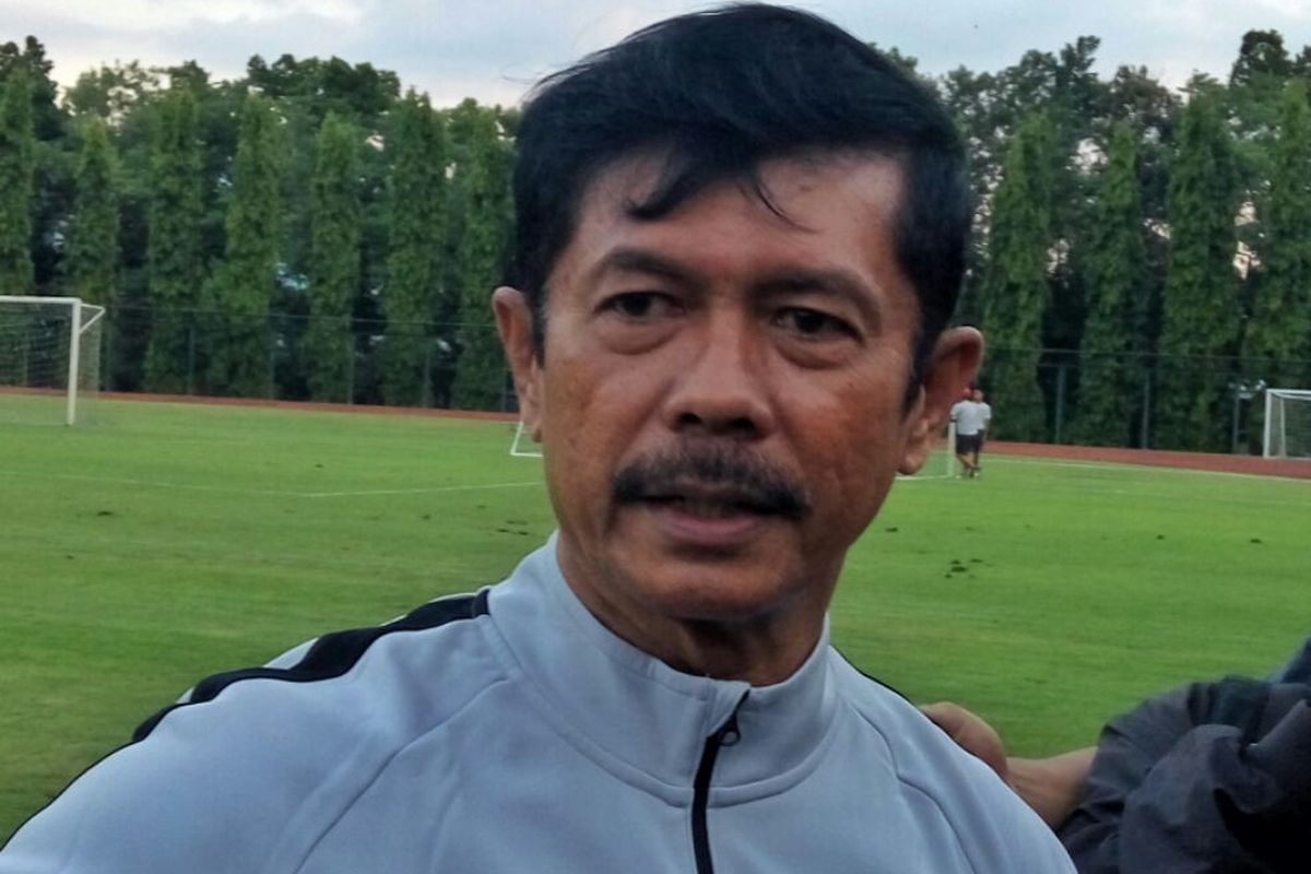 Pelatih Timnas Indonesia U-23 Indra Sjafri saat menemui Wartawan usai mimpin latihan perdana di Stadion UNY.