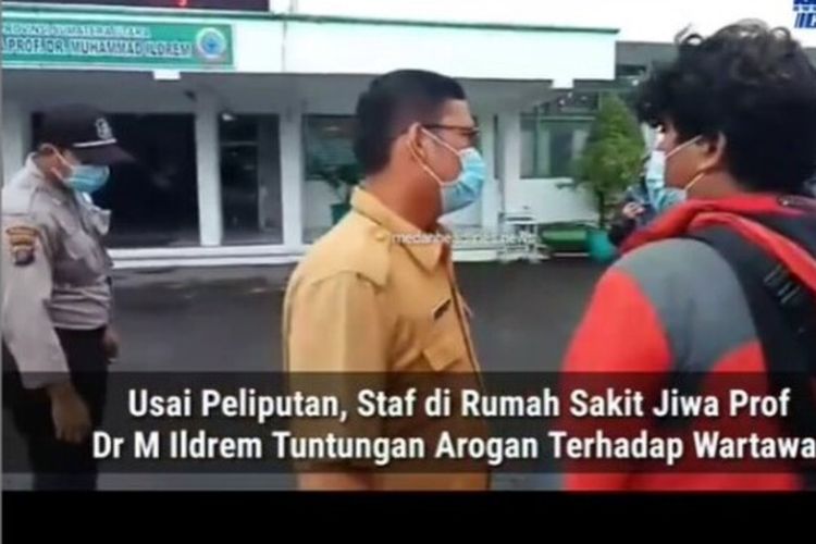 Tangkapan layar video saat sejumlah jurnalis dan fotografer usai meliput vaksinasi di Rumah Sakit Jiwa Prof. Dr. Ildrem Tuntungan dihadang oleh seorang pria diduga staf dan sekuriti. Video kejadian tersebut viral di media sosial.