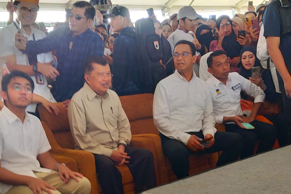 Didampingi oleh Jusuf Kalla, Anies Rasyid Baswedan berkampanye di Kabupaten Bone, Sulawesi Selatan. Rabu, (17/1/2024).