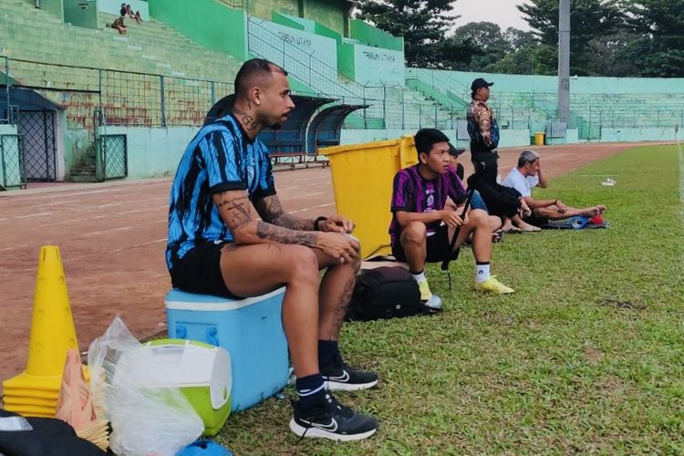 Pemain baru asing Arema FC Gustavo Almeida saat latihan perdana bersama tim nutuk persiapan musim 2023-2024 di Stadion Gajayana Kota Malang, Rabu (24/5/2023) sore.