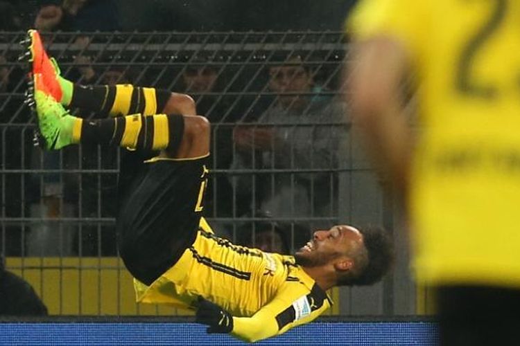 Penyerang Borussia Dortmund asal Gabon, Pierre-Emerick Aubameyang, melakukan selebrasi dengan cara salto setelah mencetak gol ke gawang RB Leipzig dalam pertandingan Bundesliga di Dortmund, Sabtu (4/2/2017).