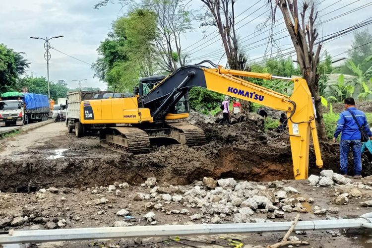 Balai Besar Pelaksanaan Jalan Nasional (BBPJN) Jawa Tengah Jateng-Daerah Istimewa Yogyakarta (DIY) mengganti box cross drain di ruas Jalan Walisongo KM 13+100, Kelurahan Randugarut, Kecamatan Tugu.
