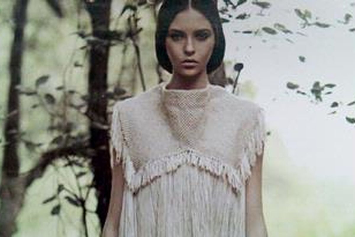 Mengangkat tema "Natural Bond Beauty", Barli Asmara menghadirkan tiga set busana dengan teknik makram di pameran seni rupa kontemporer, PMR Cube, 1-6 Desember 2011 di Sampoerna Strategic Square Jakarta.