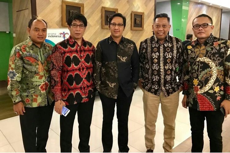 Andre Taulany bersama rekan-rekannya komedian Sule, Parto, Tukul, dan Azis Gagap di pernikahan Kahiyang Ayu - Bobby Nasution.