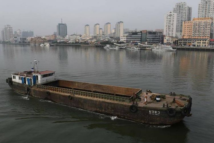Sebuah kapal milik Korea Utara melintas di perairan perbatasan China di kota Dandong.