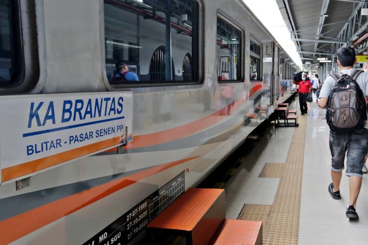 Rangkaian KA Brantas di Stasiun Pasar Senen.