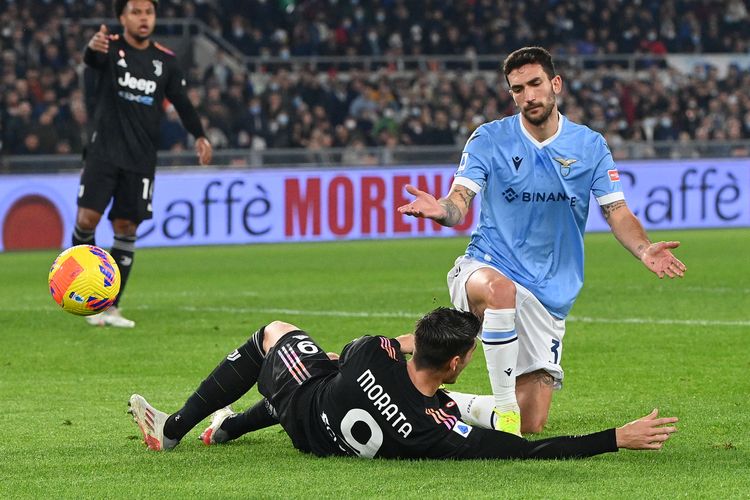 Reaksi gelandang Lazio, Danilo Cataldi (kanan), setelah menekel penyerang Juventus, Alvaro Morata (kiri), di dalam kotak penalti, dalam laga Serie A di Stadion Olimpico, Roma, Sabtu (20/11/2021).