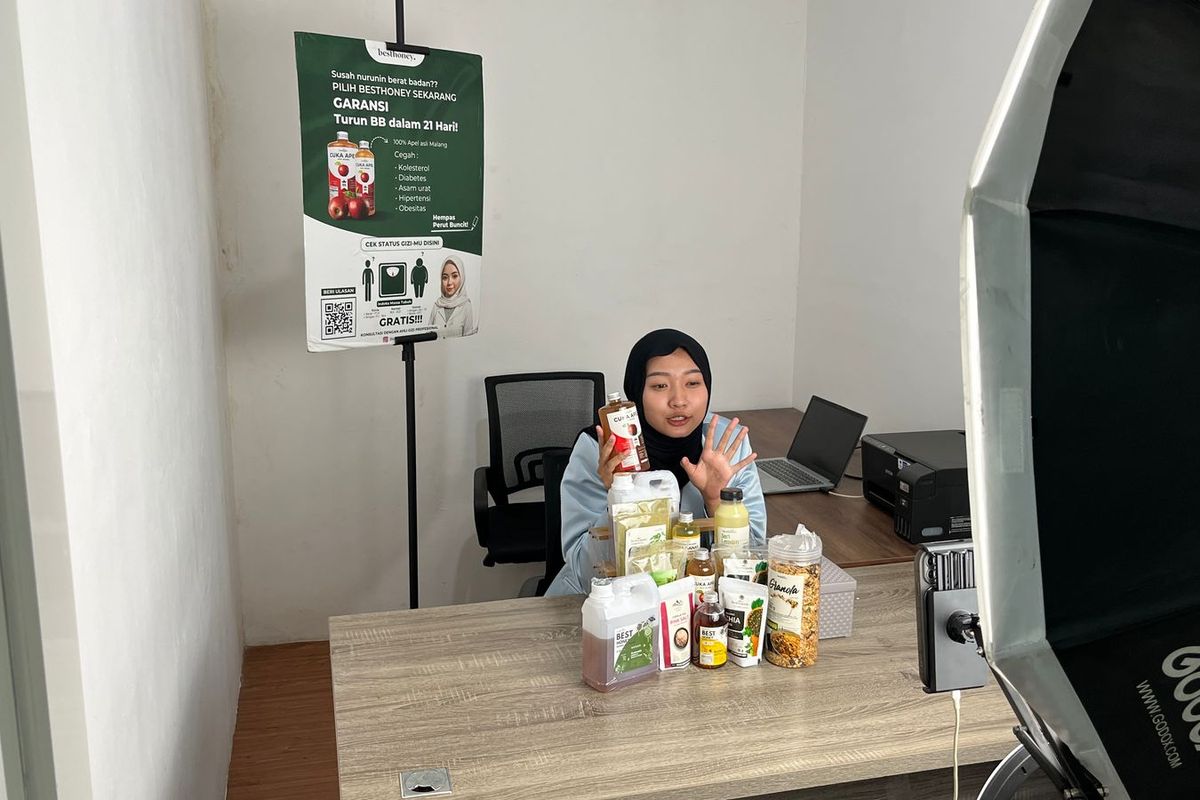 Staf Sarang Maduku saat melakukan live streaming Shopee. 
