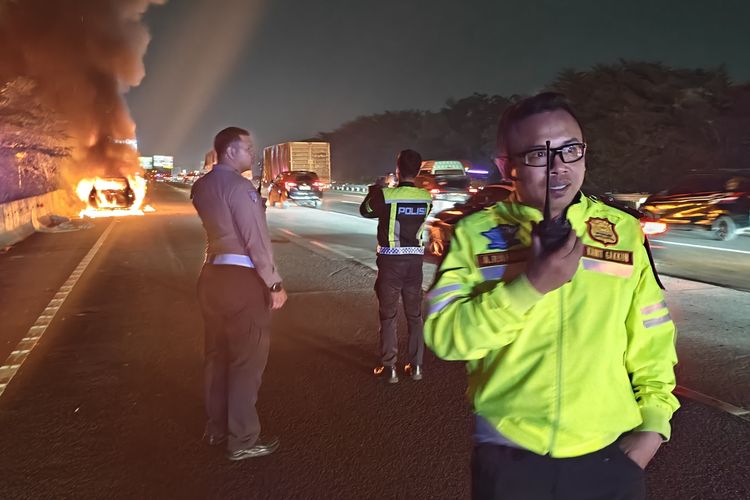 Minibus yang Ditumpangi Sekeluarga Ludes Terbakar di Tol Jagorawi KM 33
