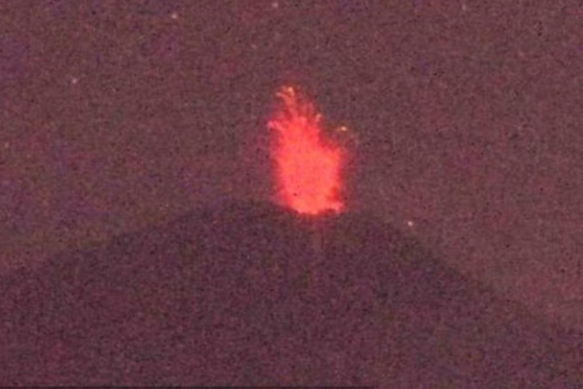 Foto: Gunung Ile Lewotolok di Kabupaten Lembata, Nusa Tenggara Timur (NTT) kembali meletus, Minggu (26/3/2023).