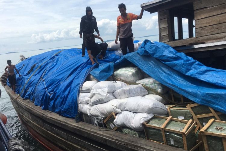 Kantor Wilayah Direktorat Jendral Bea dan Cukai (Kanwil DJBC) Khusus Kepulauan Riau (Kepri) berhasil menegah satu kapal, KM Mutiara Indah III GT 34 yang berusaha menyelundupkan sejumlah barang bekas dari Singapura ke Indonesia.