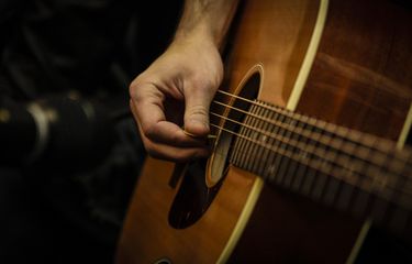 Senar gitar yang dipetik menimbulkan resonansi bunyi di kolom udara dalam lubang gitar. 