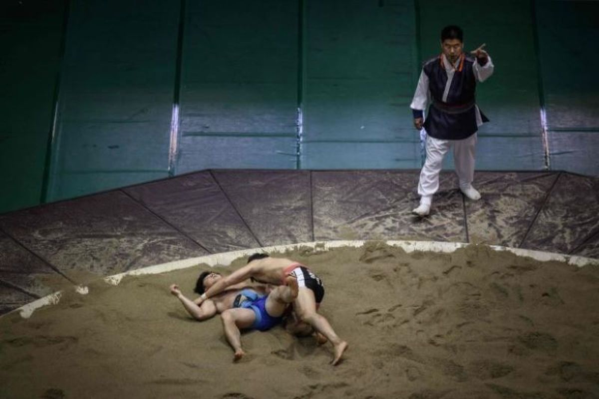 Pegulat ssireum berkompetisi di Korea Open Ssireum Festival di Andong, Korea Selatan, pada19 November 2018. (AFP/Ed Jones)