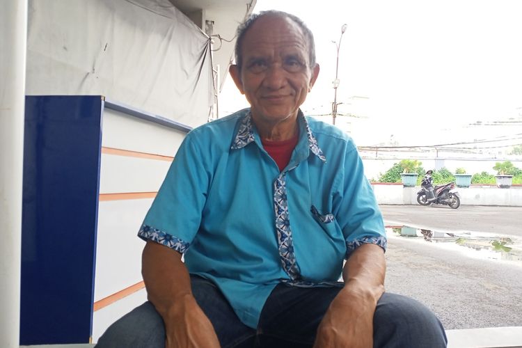 Nazarudin (63) supir Taxi Konvensional yang sudah mangkal di Stasiun Bandung sejak tahun 1983 berhasil menyekolahkan tiga orang anaknya hingga bangku kuliah meski saat ini penghasilannya kalah oleh Taxi Online.