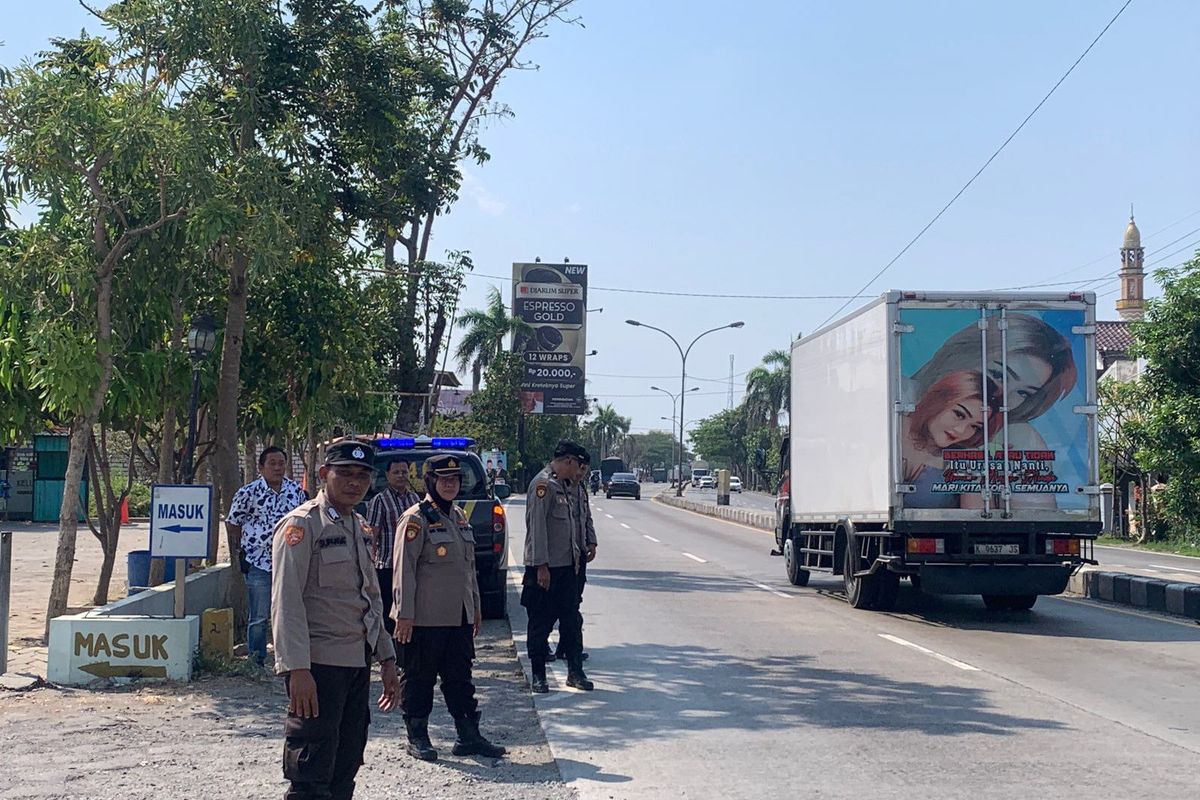 Usai insiden warga dikeroyok oknum suporter Gresik United di Kecamatan Babat, Lamongan, Jawa Timur, petugas kepolisian masih berjaga di beberapa titik pinggir jalan raya, Selasa (29/10/2024).