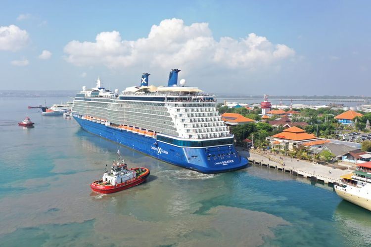 Kapal pesiar Cruise Celebrity Solstice, yang membawa 2.776 wisatawan asing (wisman) saat berlabuh di Pelabuhan Benoa, Kota Denpasar, Provinsi Bali, pada Senin (31/10/2023) sekitar pukul 08.30 Wita.
