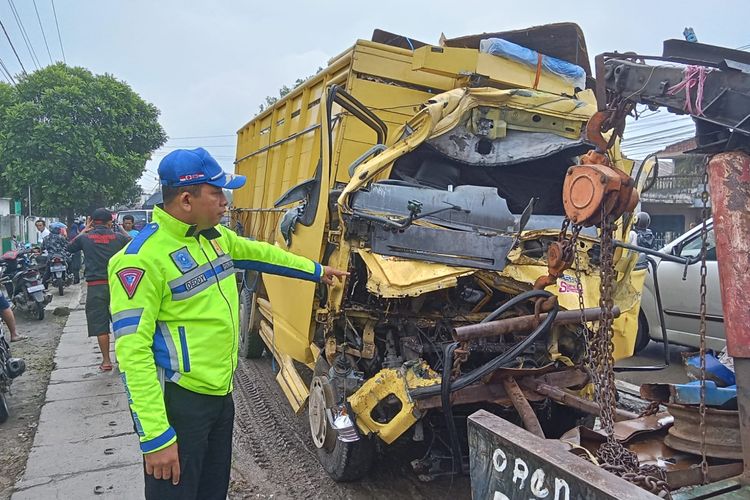 Olah TKP kecelakaan truk pengangkut telur dan manggis di di jalan raya Jatilawang, Kabupaten Banyumas, Jawa Tengah, Jumat (15/3/2024) pagi.