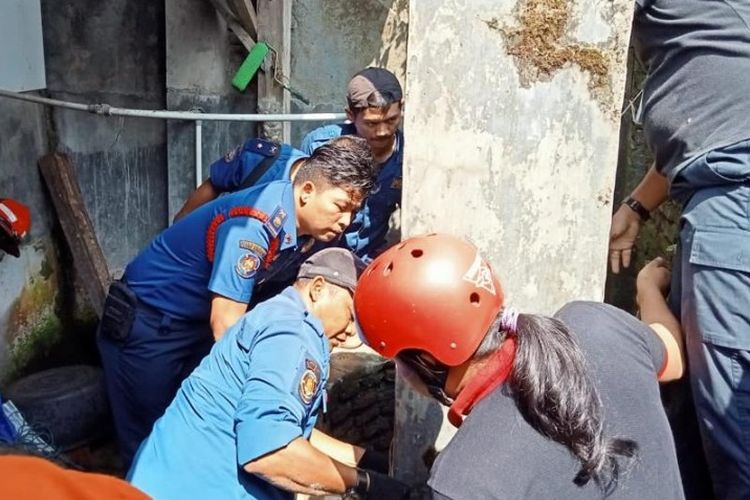 Petugas gabungan berusaha mengevakuasi tiga warga yang tewas saat menguras sumur di Desa Kutamendala, Tonjong, Brebes, Jawa Tengah, Jumat (10/6/2022) (Istimewa). 