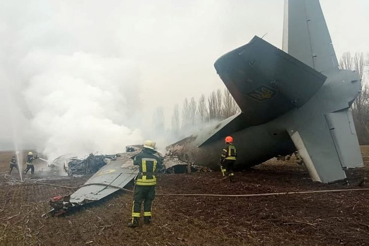 Tim penyelamat berada di lokasi kecelakaan pesawat Angkatan Bersenjata Ukraina Antonov, yang menurut Layanan Darurat Negara ditembak jatuh di kawasan Kiev, Ukraina, dalam foto yang dirilis pada Kamis (24/2/2022).