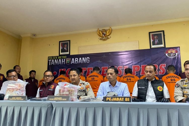 Berawal dari Tas Terlantar di KRL, Bagaimana Polisi Ungkap Pabrik Uang Palsu di Bogor?