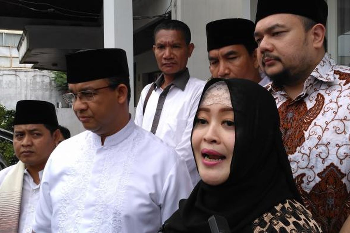 Calon gubernur dan wakil gubernur DKI Jakarta Anies Baswedan dan Sandiaga Uno dapat dukungan dari anggota DPD RI Fahira Idris bersama suami, Aldwin Rahadian yang juga anggota Himpunan Advokat Muda Indonesia pada Sabtu (25/2/2017).