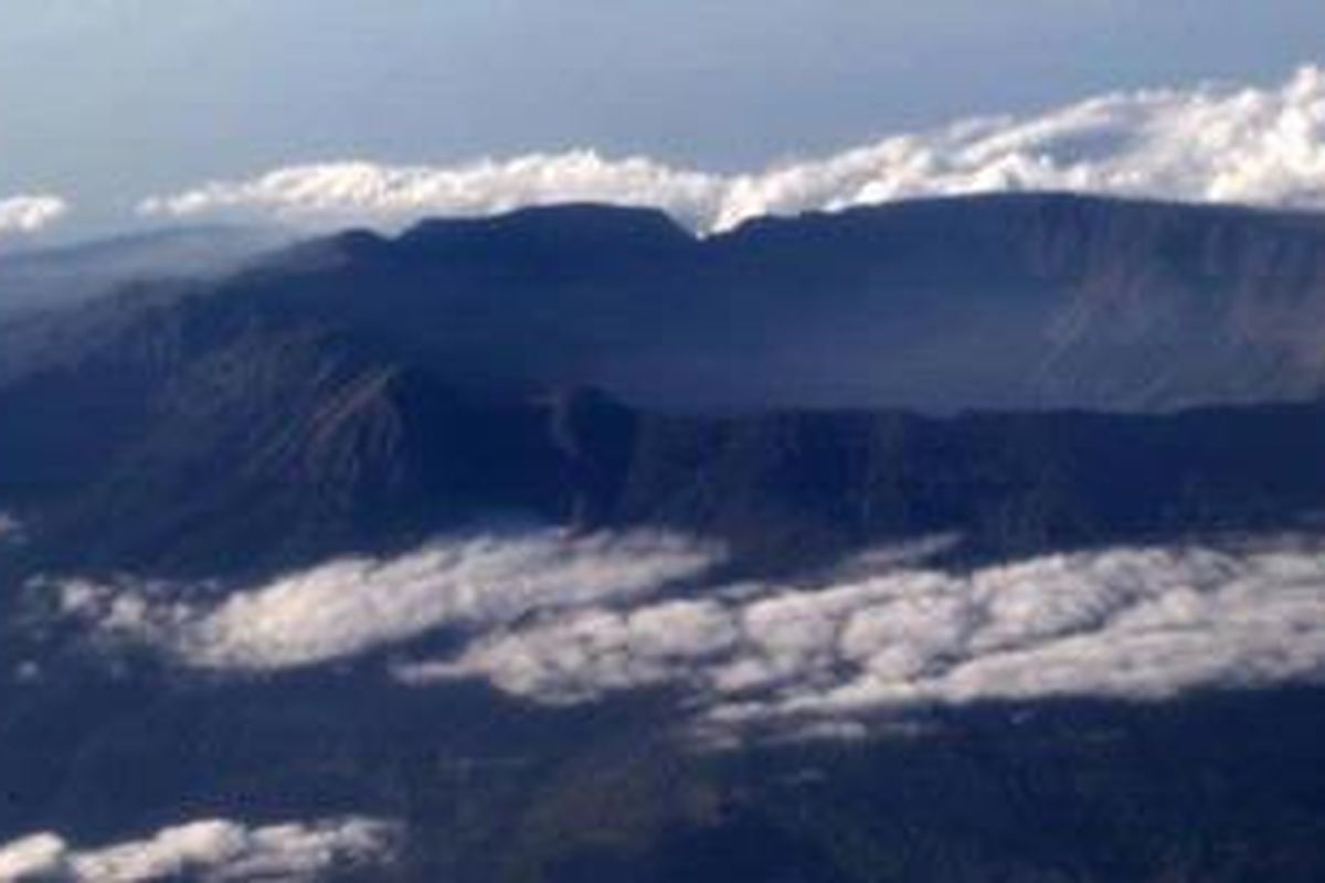 Kawah Gunung Tambora, Sumbawa, Nusa Tenggara Barat, Rabu (15/6/2011).