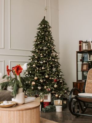 Ilustrasi pohon Natal di rumah. 