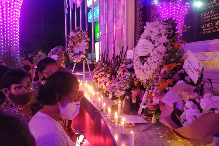 Salah satu korban Bom Bali memanjatkan doa di Monumen Bom Bali untuk korban yang meninggal pada saat momen peringatan 19 tahun bom Bali, Selasa (12/10/2021)