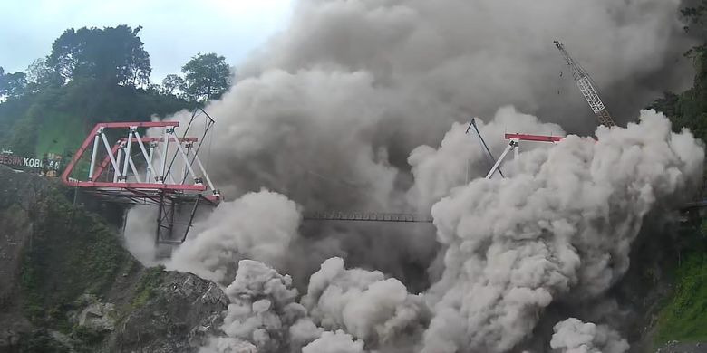 Awan panas guguran Gunung Semeru pada Minggu (4/12/2022) siang telah mencapai 19 kilometer hingga menghantam jembatan gladak perak.