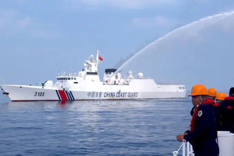 Kapal China menembakkan meriam air ke arah kapal Filipina di Laut China Selatan.