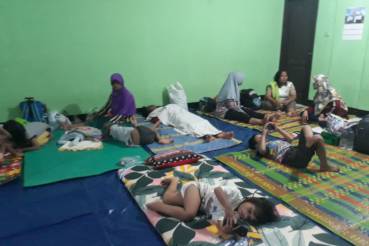 Warga Cipinang Melayu mengungsi di Mushala Kantor Kelurahan Cipinang Melayu, karena kembali banjir, Jumat (28/2/2020).