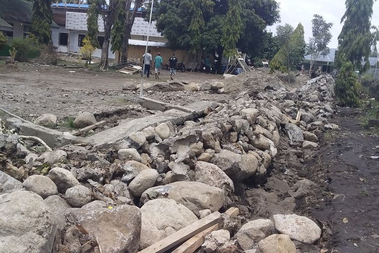Foto : Tembok pagar puskesmas Waigete, Desa Egon, Kecamatan Waigete, Kabupaten Sikka, NTT yang ambruk dihantam banjir, Minggu (29/12/2019).