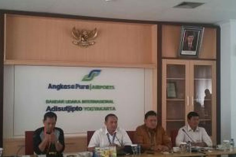 Nur Cahyo Utomo (mengenakan kaos) Investigator Komite Nasional Keselamatan Transportasi (KNKT) dalam jumpa pers di kantor Angkasa Pura I Bandara Adi Sucipto Yogyakarta, Sabtu (07/11/2015)