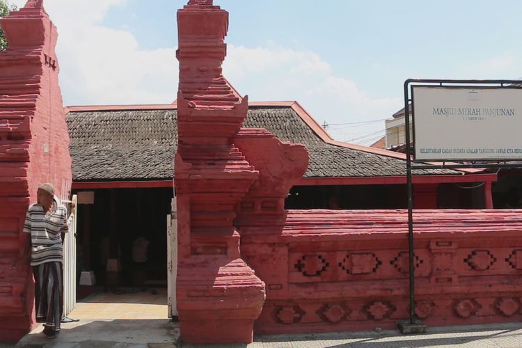 Seorang warga berdiri di gapura pintu masuk Masjid Bata Merah Panjunan, di Kelurahan Panjunan, Kecamatan Lemahwungkuk, Kota Cirebon, Kamis (9/5/2019). 