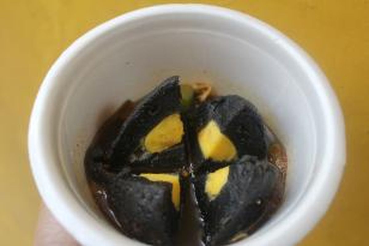 Pempek Hitam Pertama di Indonesia