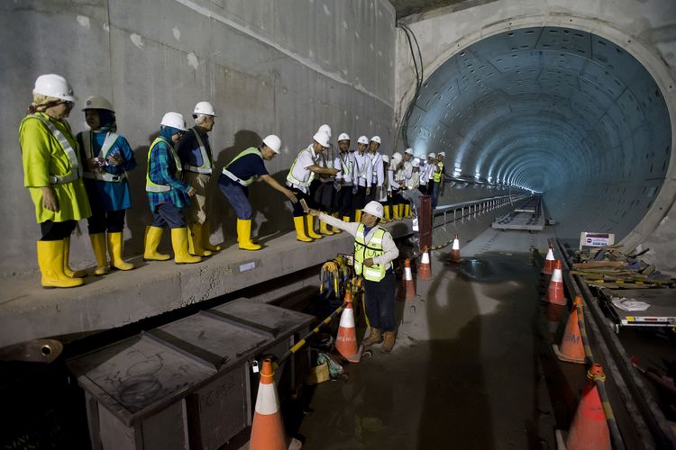 Sejumlah pengunjung berkunjung ke terowongan proyek Mass Rapid Transit (MRT) Stasiun Bundaran Hotel Indonesia di Jakarta, Kamis (26/10/2017). PT MRT Jakarta menyatakan secara keseluruhan perkembangan pekerjaan konstruksi sipil MRT Jakarta per 25 Oktober 2017 telah mencapai 83,03 persen dengan rincian jalur dan stasiun layang dan depo Lebak Bulus mencapai 74,64 persen sementara jalur dan stasiun bawah tanah Senayan-Bundaran Hotel Indonesia mencapai 91,49 persen.