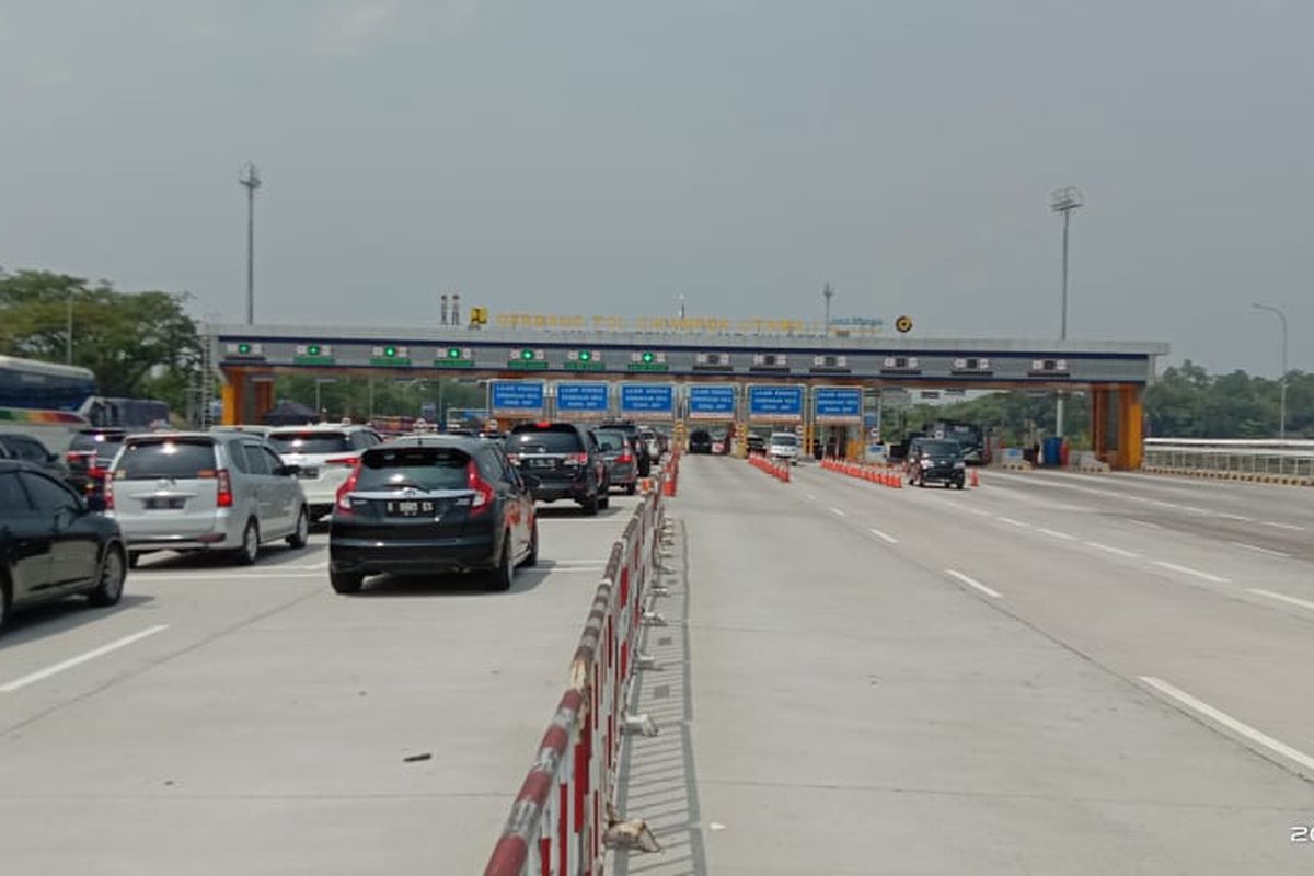 Kondisi kendaraan lalu lintas yang keluar dari Jakarta menuju salah satu gerbang tol dalam pelaksanaan mudik Idul Adha, Kamis (30/7/2020).