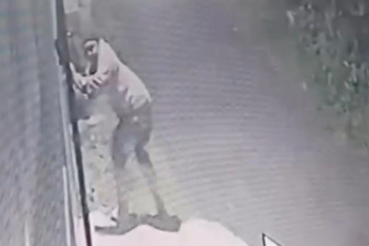 Tangkapan layar cctv saat pelaku hendak mencongkel gembok