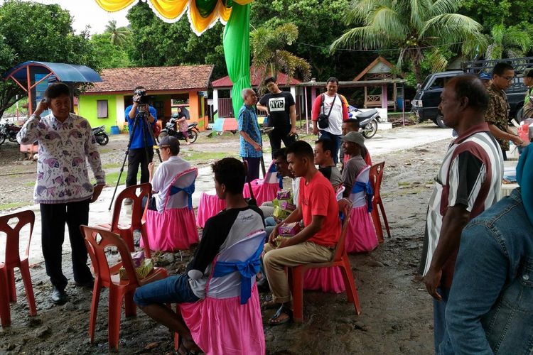 Direktur Perbenihan Kementerian Kelautan dan Perikanan Coco Korkina Soetrisno berbicara dengan kelompok nelayan Teluk Keunekai terkait pembangunan keramba jaring apung lepas pantai di Teluk Keunekai, Sabang, Nangroe Aceh Darussalam, yang akan mulai beroperasi akhir tahun ini.