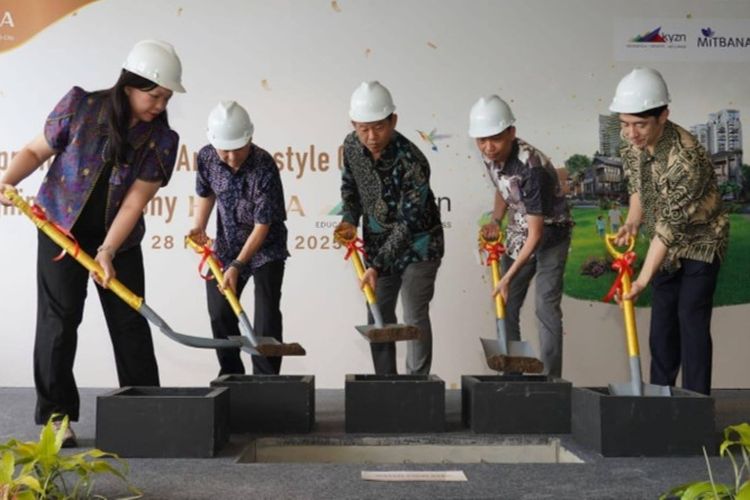 Prosesi penimbunan semen yang diselenggarakan di lantai pembangunan Hiera Sport & Lifestyle Center. 