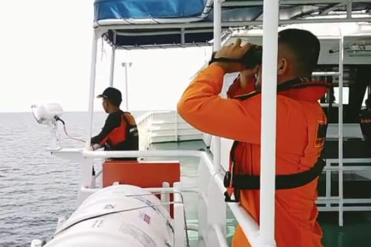 Tim rescue Basarnas Makassar, ABK KN SAR Kamajaya serta instansi dan organisasi SAR terkait segera melakukan pencarian terhadap KM Ladang Pertiwi yang tenggelam di Selat Makassar, Sabtu (28/5/2022).