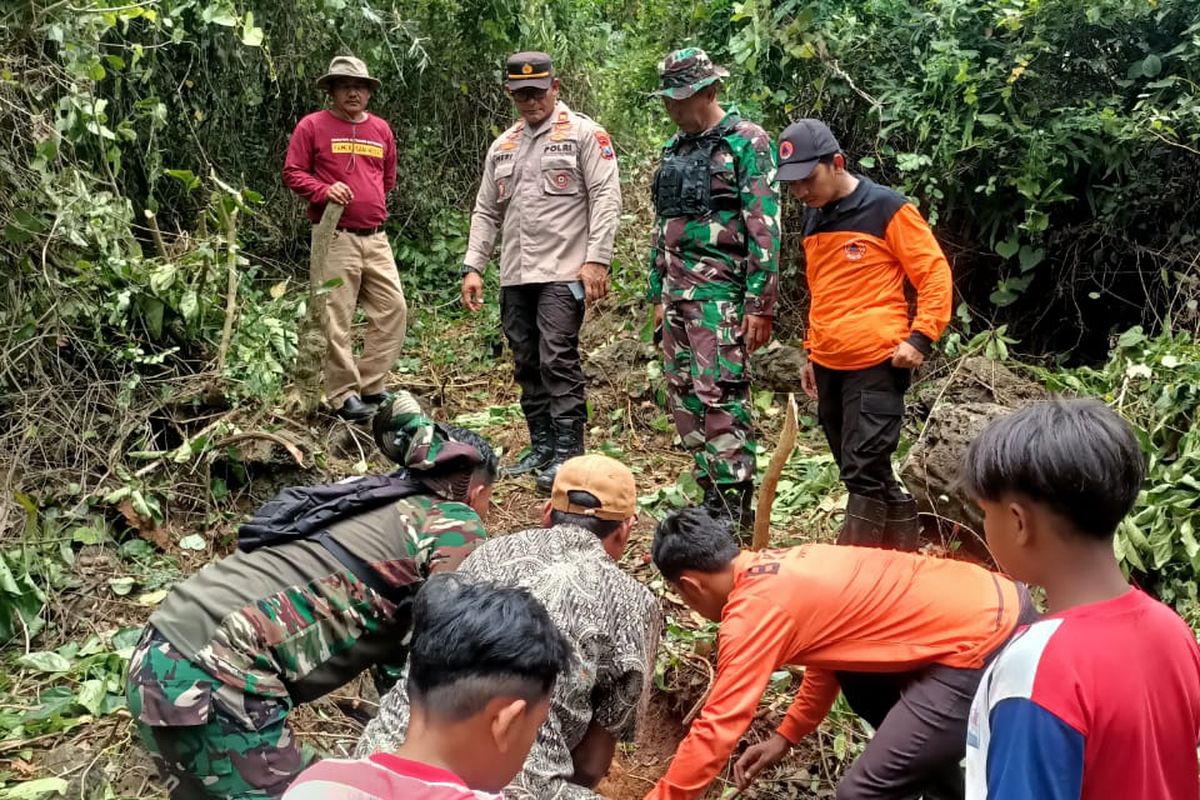 Suasana saat tim gabungan menggali tanah yang diduga tempat jazad korban namun hasilnya nihil.  Juriyah benar-benar hilang dan pencarian dihentikan.